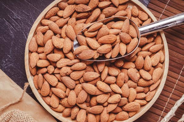 تصویر 1 از مغز بادام یزد با طعم و بوی طبیعی مناسب پذیرایی ویژه